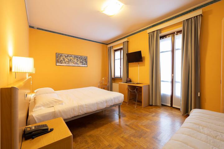 Room 17 of 104