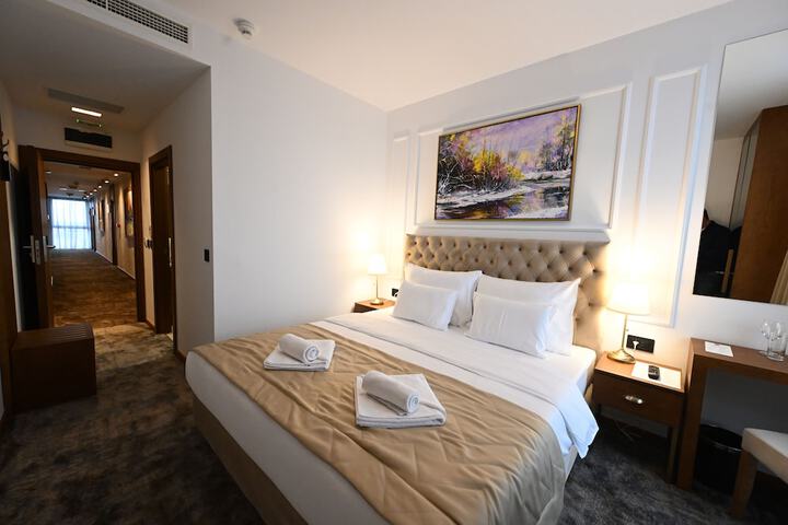 Room 5 of 16