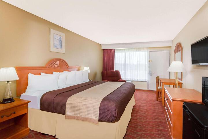 1 King Bed (3 of 10)