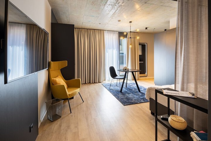 Room 25 of 38
