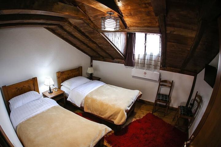 Room 4 of 33