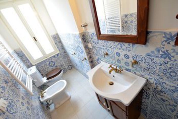 Room 4 of 25