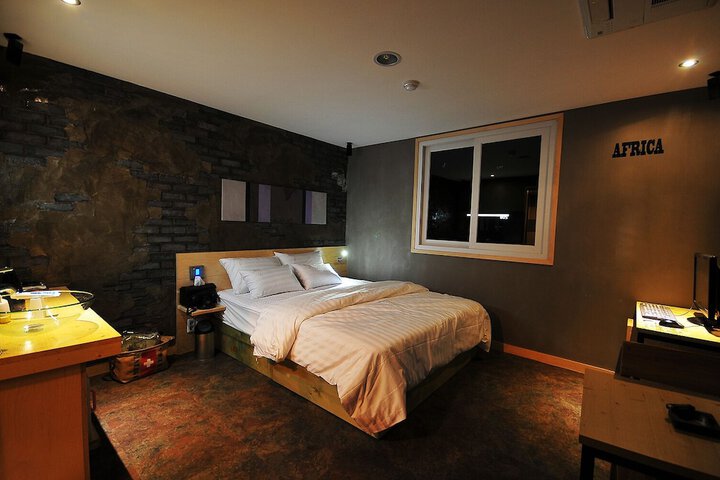 Room 12 of 32