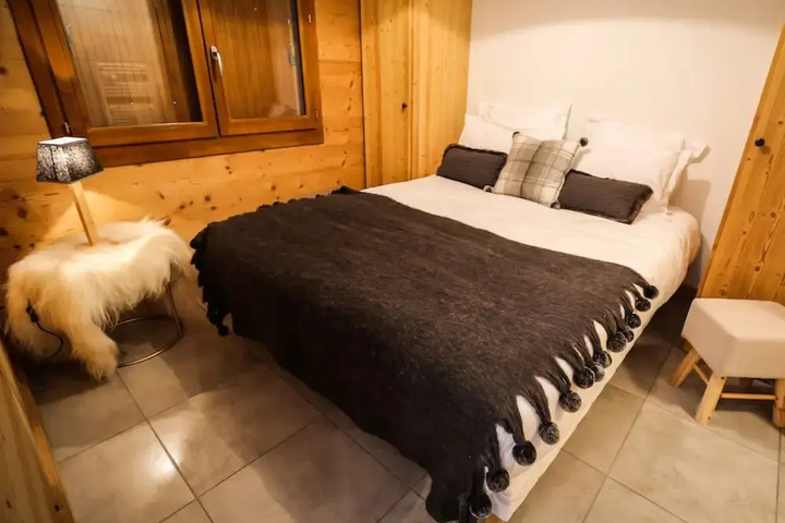 Room 2 of 9