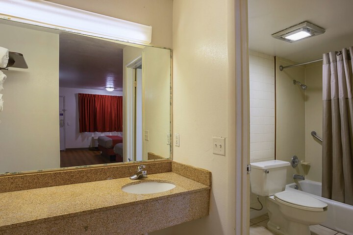Deluxe Room 1 Double Bed Refrigerator, Microwave (3 of 8)