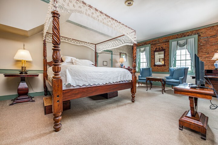 State Room King Bed (6 of 9)