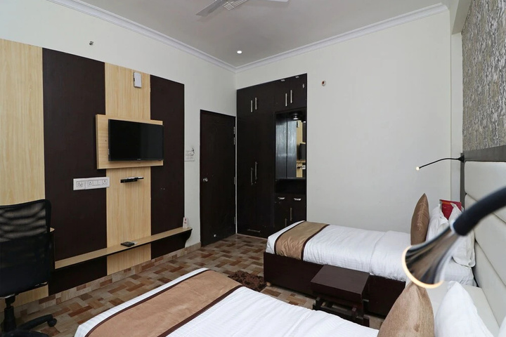 Room 4 of 13