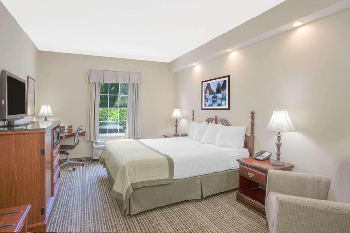 1 King Bed (8 of 8)