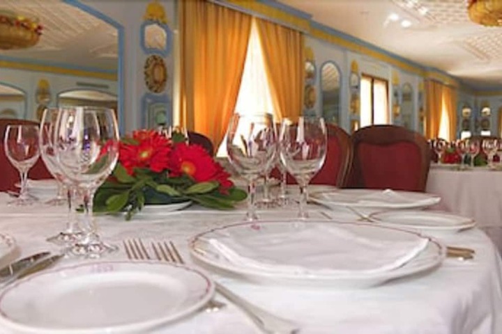 Dining 34 of 60