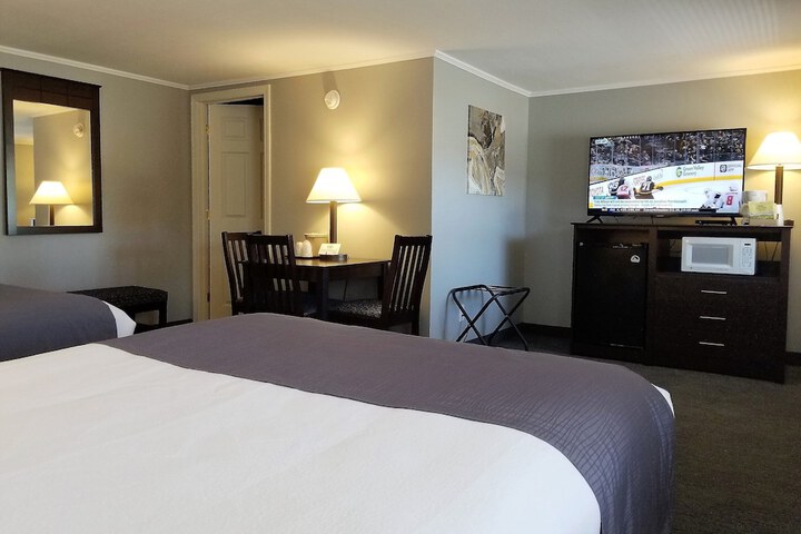 Deluxe Queen Bed (3 of 24)