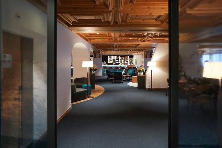 Entrance & Lobby
