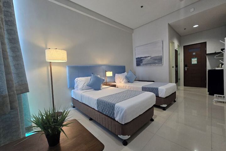 Room 6 of 12