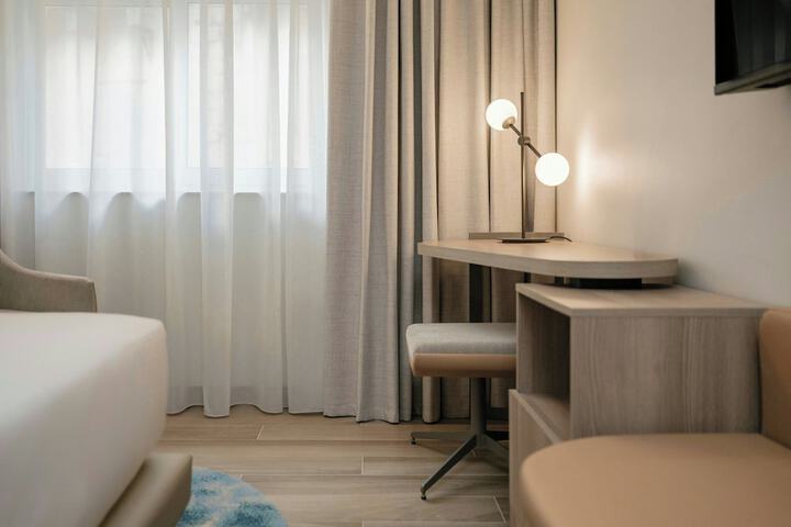 Room 33 of 102