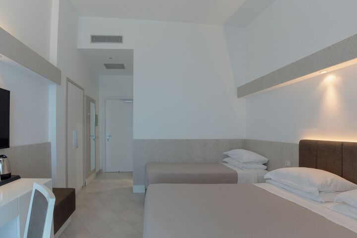 Room 52 of 175