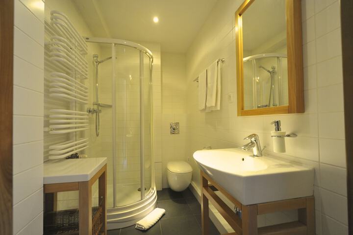Room 17 of 28
