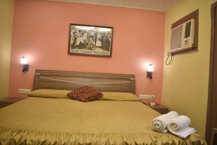 Room 6 of 12