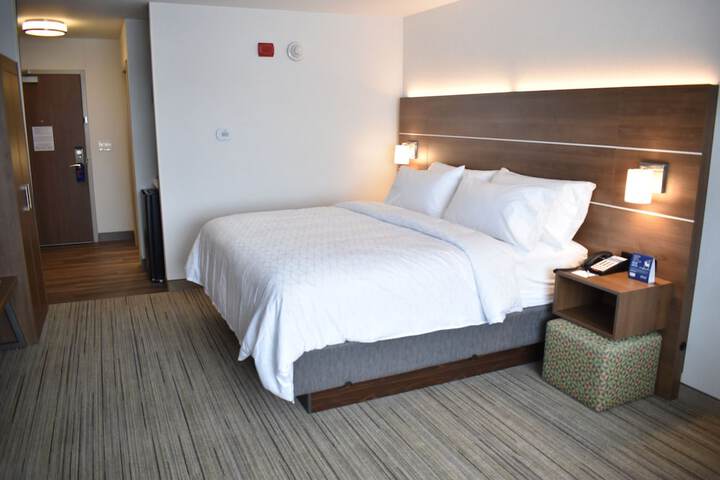 1 King Bed (8 of 14)