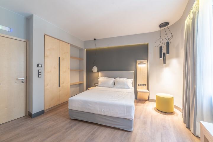 Room 52 of 102