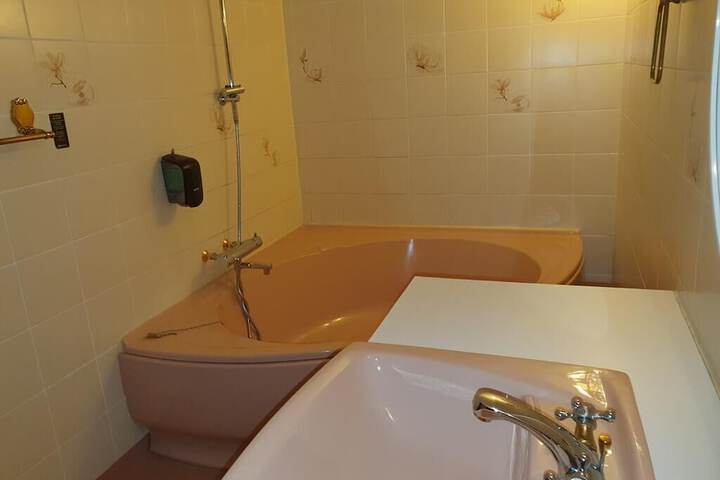 Deep soaking bathtub