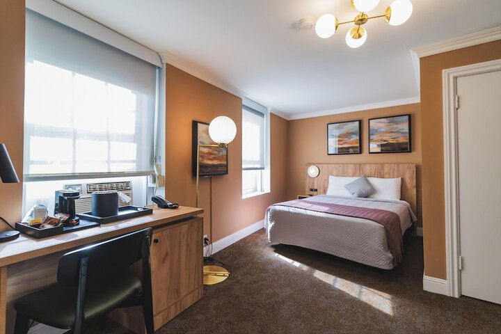 1 Queen Bed (4 of 13)