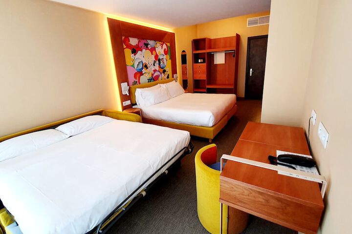 Room 34 of 153