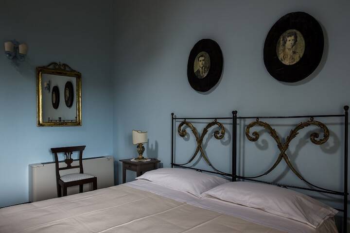 Room 2 of 52