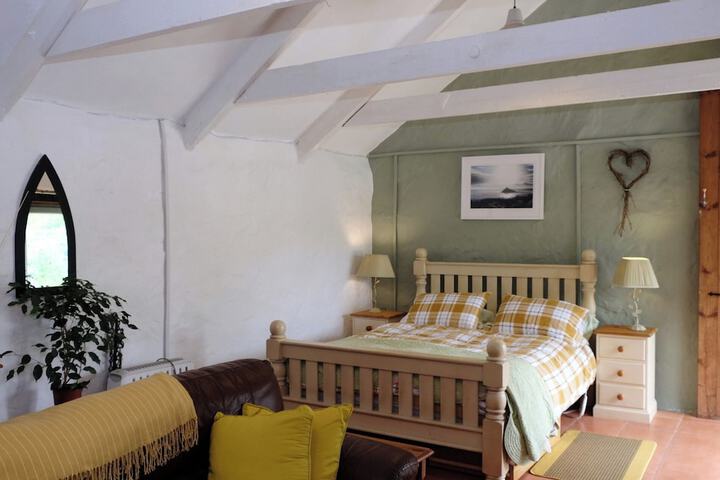 Cowshed Cottage Located nr Kynance Cove in Helston