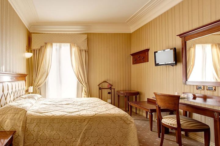 Room 9 of 94