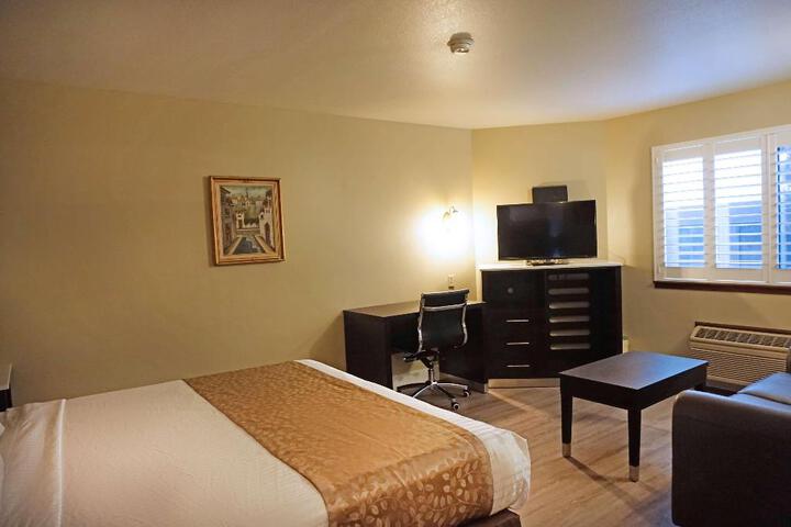 1 Queen Bed (4 of 9)