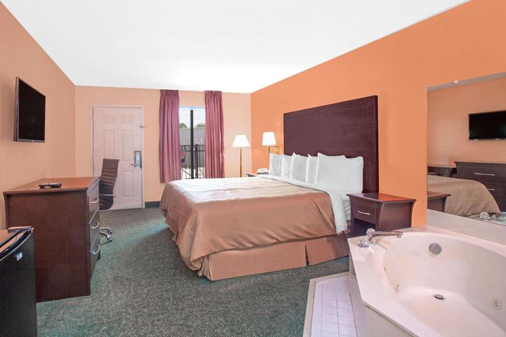 1 King Bed (2 of 17)