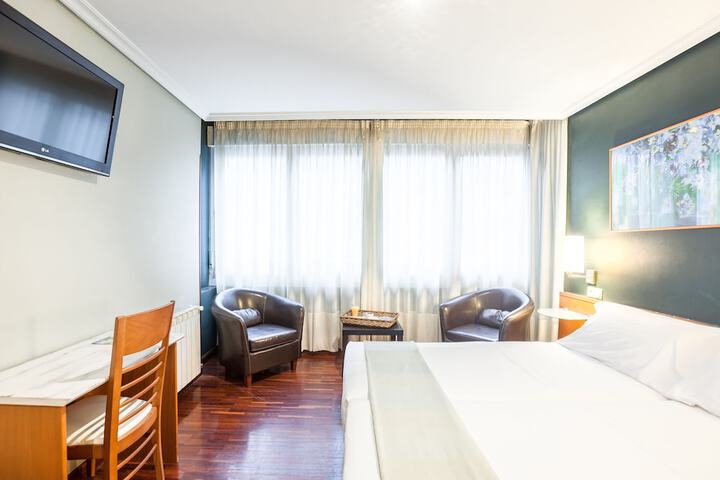 Room 32 of 76
