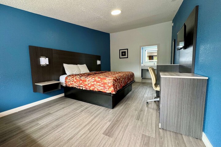 1 King Bed (4 of 9)