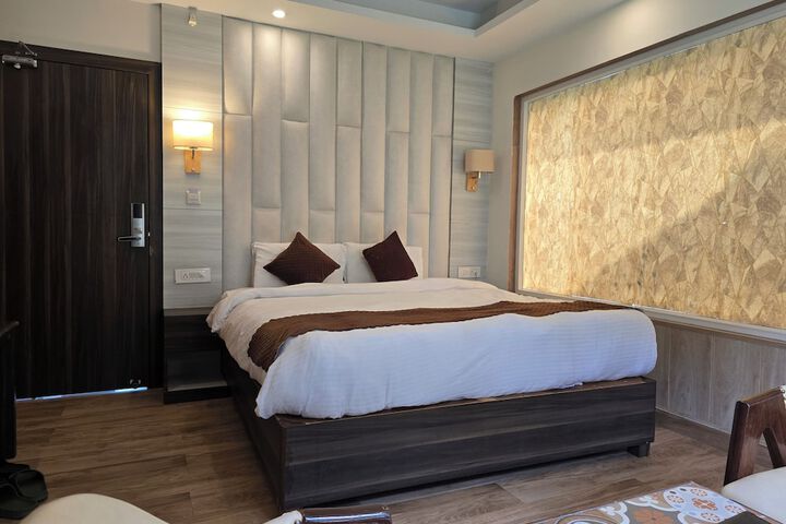 Room 5 of 10