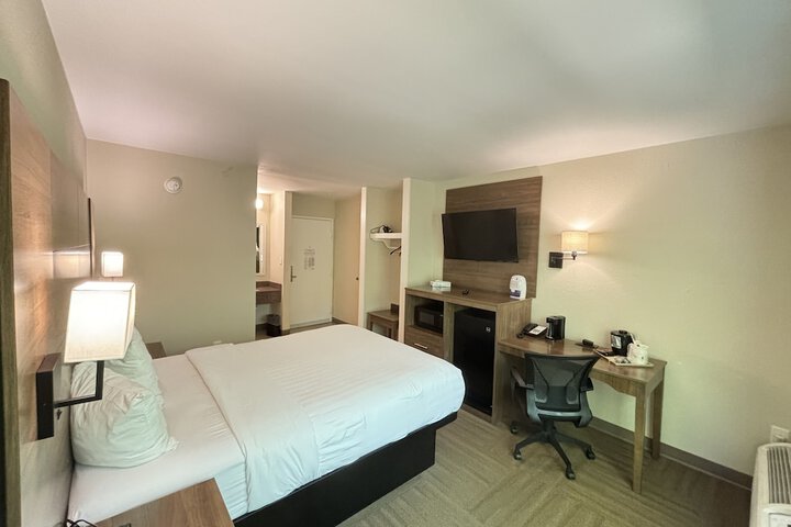 1 Queen Bed (6 of 8)
