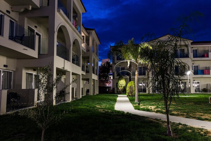 Hotel Exterior 29 of 35