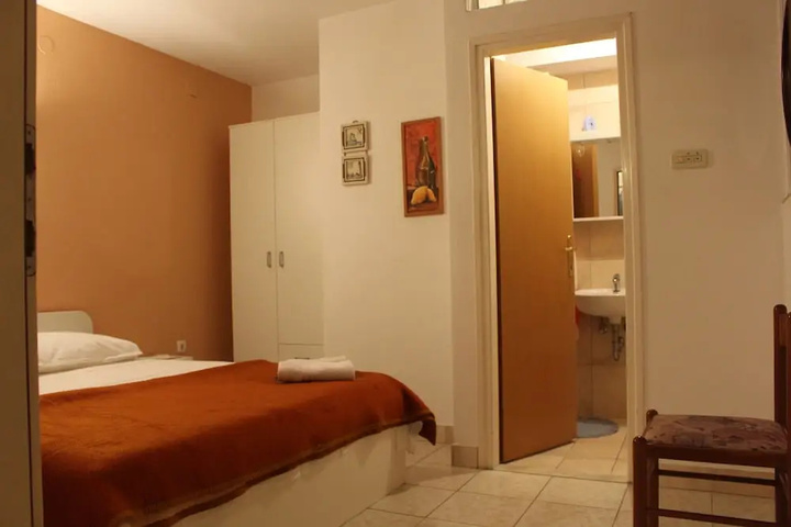 Room 2 of 10