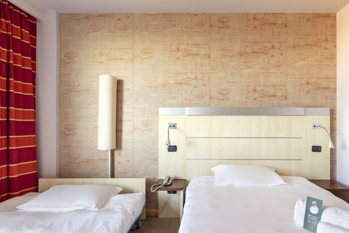 Room 16 of 35