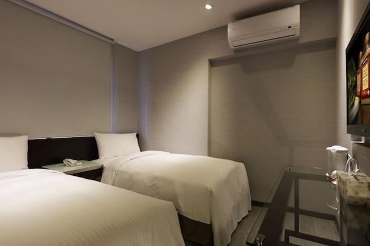 Room 2 of 36