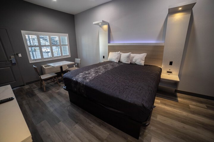1 King Bed (3 of 47)