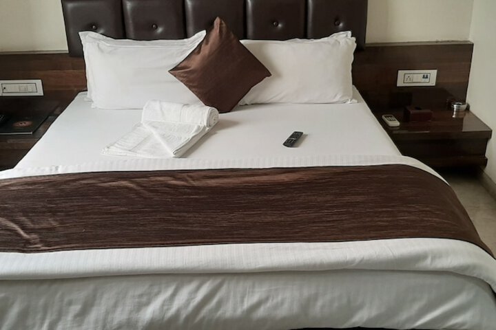 Room 10 of 14