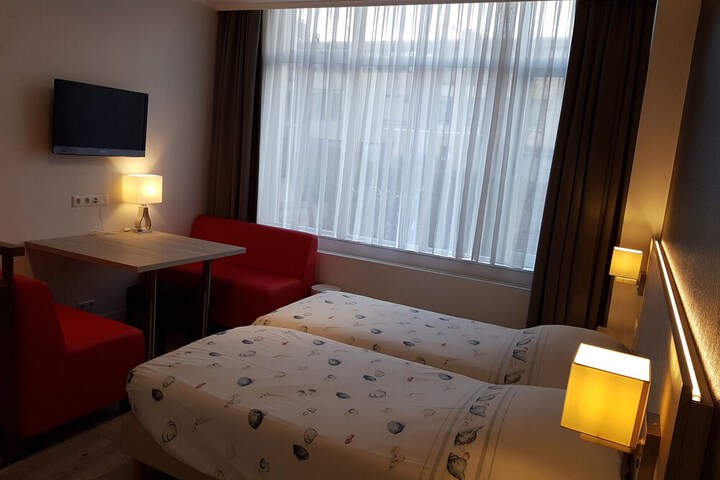 Room 32 of 63