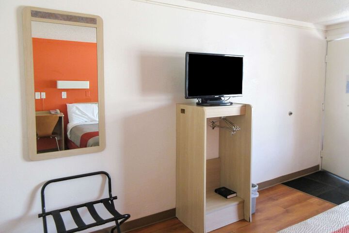 1 King Bed (14 of 14)