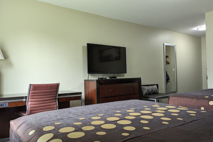 1 Queen Bed (8 of 11)