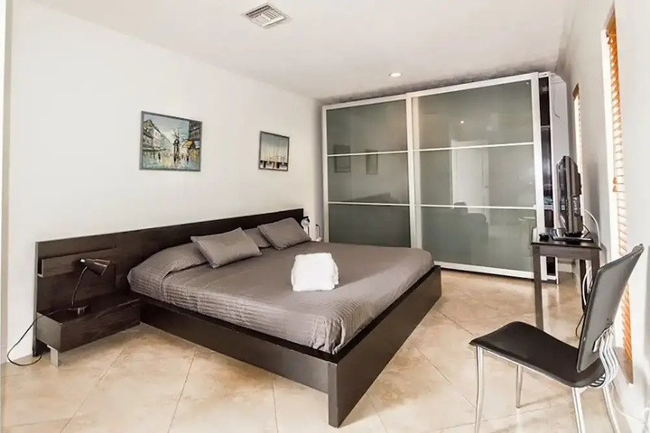 Room 6 of 17