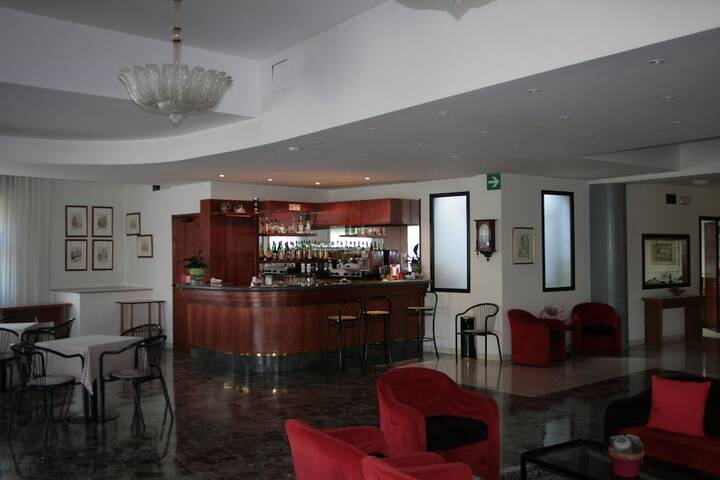 Lounge 36 of 41