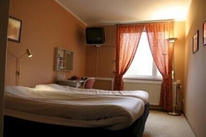 Room 9 of 66