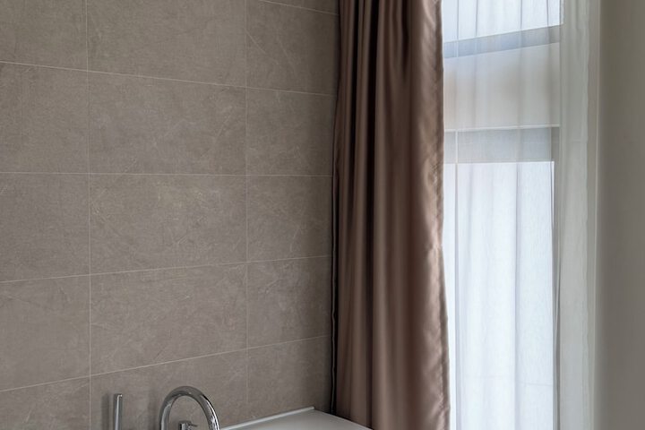Deep soaking bathtub