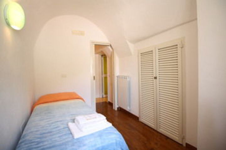 Room 15 of 33