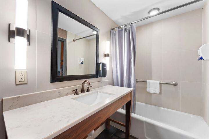 Room 32 of 68