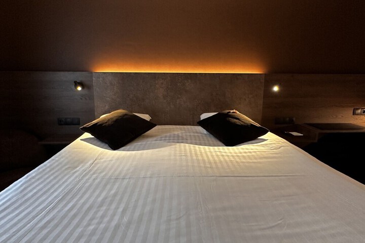 Room 9 of 77
